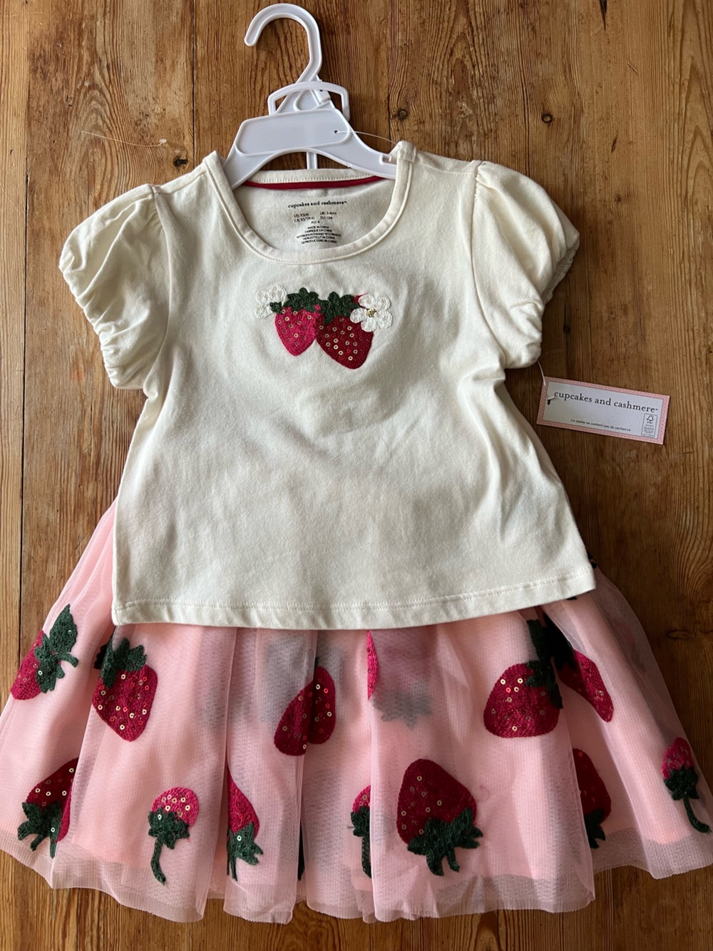 CUPCAKES AND CASHMERE 🍓fun sparkly set of skirt and top..easy to pop on..
